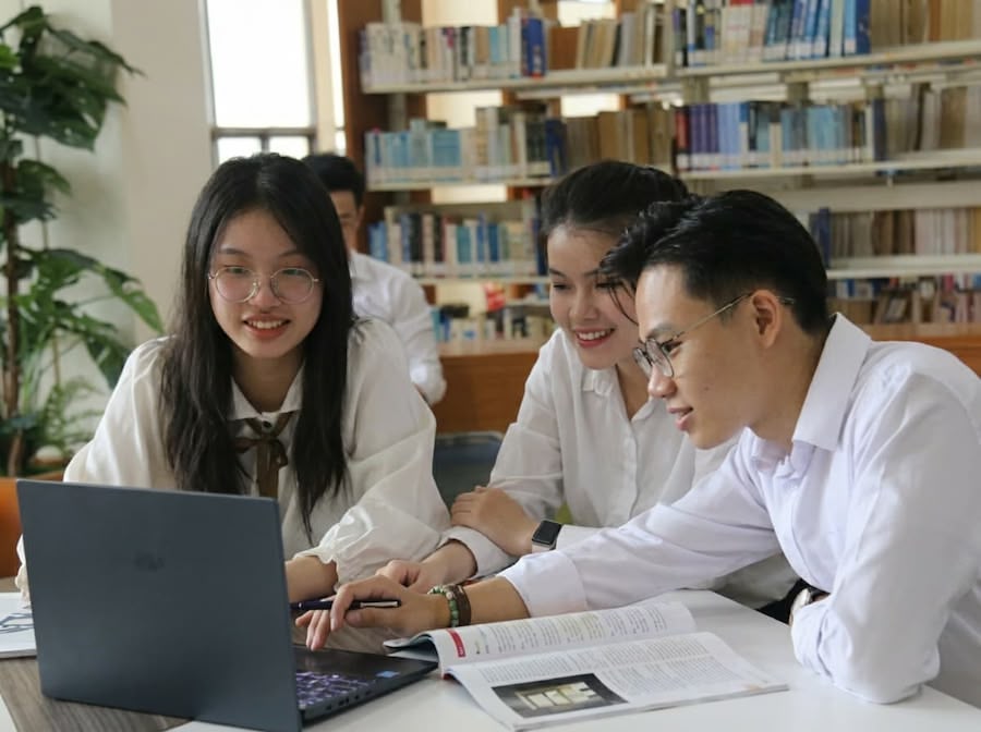 Students at a study abroad tuition support fair.